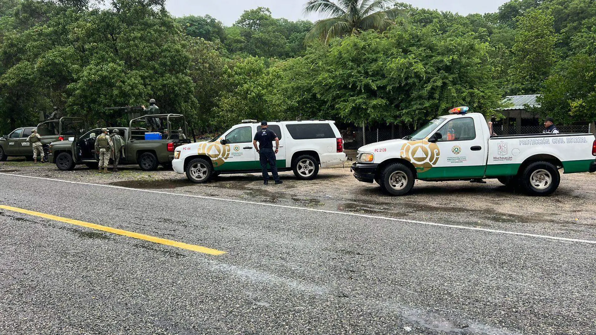 Elementos de Protección Civil en Coahuayana